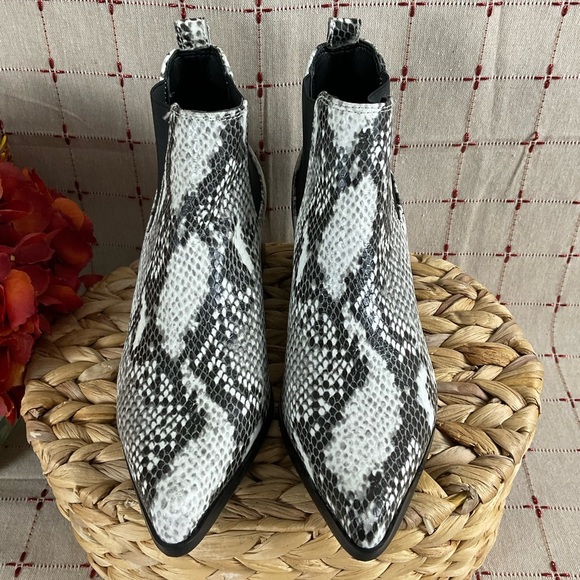 Blondo “Emelia” Snakeskin Embossed Leather Chelsea Ankle Boots B6650 195 Sz 6.5 - Picture 3 of 8